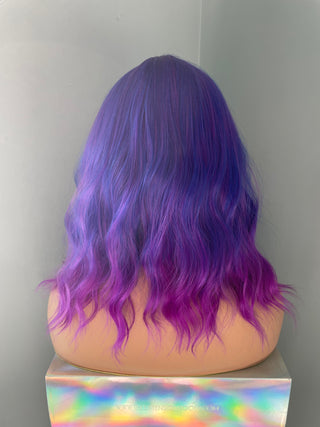 "Lydia" - Perruque Body Wave Synthétique Violet Ombre avec Frange