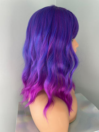 "Lydia" - Perruque Body Wave Synthétique Violet Ombre avec Frange