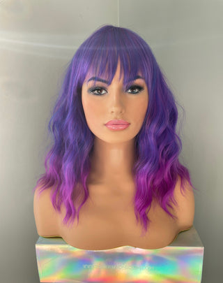 "Lydia" - Perruque Body Wave Synthétique Violet Ombre avec Frange