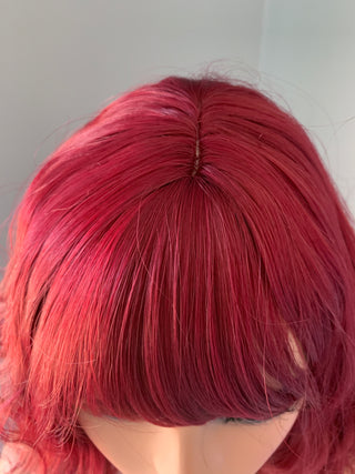 "Poppy" - Perruque courte ondulée synthétique rouge avec frange