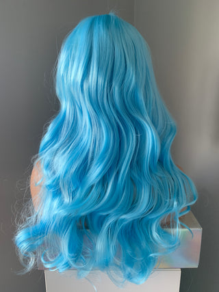 "Aqua" - Perruque Synthétique Body Wave Bleue avec Frange