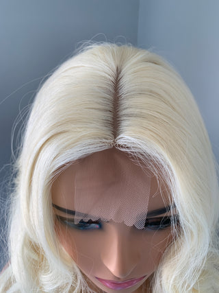 "Lisa" - Perruque longue blonde platine avec dentelle partielle