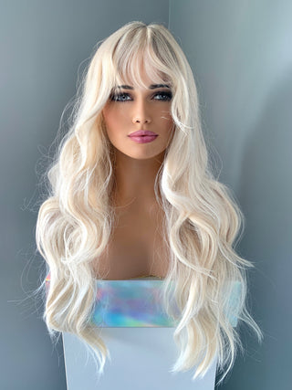 "Gwen" - Perruque synthétique longue ondulée blonde avec frange