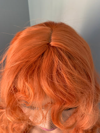 "Hazel" - Perruque Synthétique Bouclée Orange Auburn avec Frange