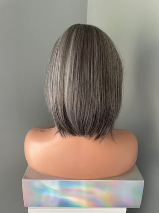 "Mona" - Perruque Synthétique Courte Ondulée Argentée