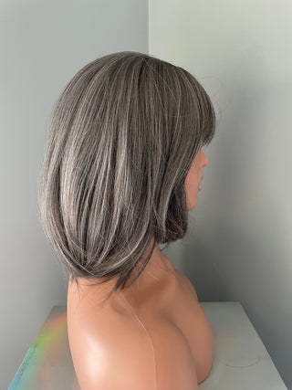 "Mona" - Perruque Synthétique Courte Ondulée Argentée