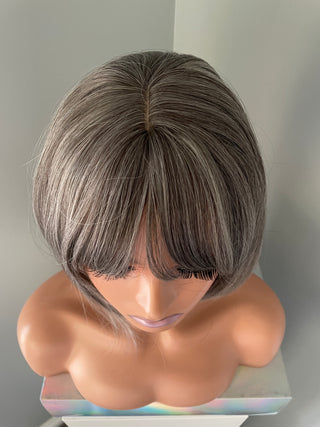 "Mona" - Perruque Synthétique Courte Ondulée Argentée