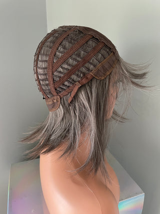 "Mona" - Perruque Synthétique Courte Ondulée Argentée