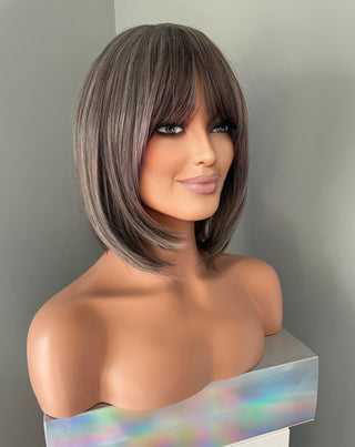 "Mona" - Perruque Synthétique Courte Ondulée Argentée