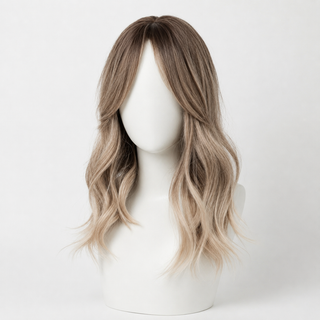 "Harlow" - Perruque synthétique blonde cendrée enracinée avec frange