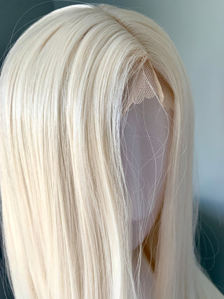 "Miranda" - Perruque longue blonde blanche avec dentelle partielle