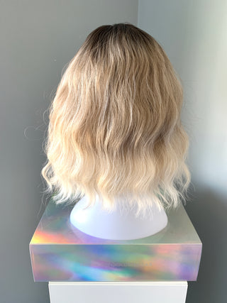 "Rebecca" - Perruque courte blonde synthétique ondulée avec frange