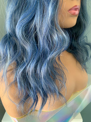 "Arya" - Perruque Synthétique Body Wave Bleue avec Frange