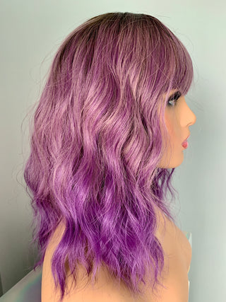 "Norah" -Perruque courte violette synthétique ondulée avec frange