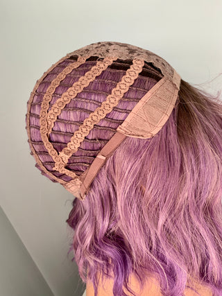 "Norah" -Perruque courte violette synthétique ondulée avec frange