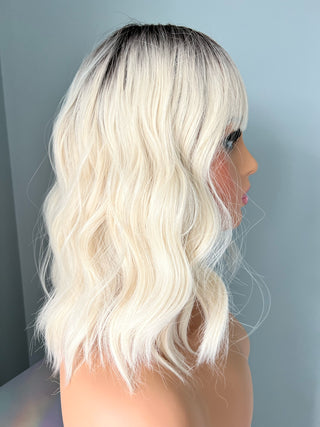 "Lilah" - Perruque courte ondulée synthétique blonde blanche avec frange